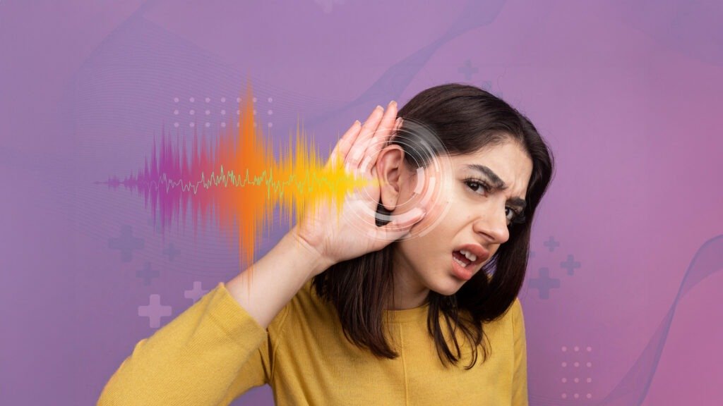 Mujer experimentando sensibilidad auditiva extrema con sonidos fuertes.